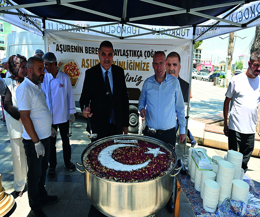 Aşure’nin bereketi Türkoğlu Millet Meydanında vatandaşlara sunuldu. Hemşerileriyle aşure sofrasında