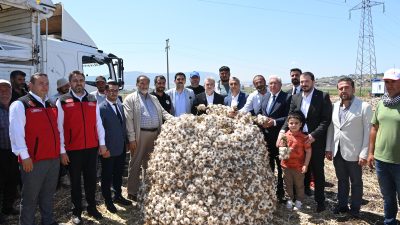 Kahramanmaraş Büyükşehir Belediye Başkanı Fırat Görgel, Pazarcık ilçesinde gerçekleştirilen sarımsak