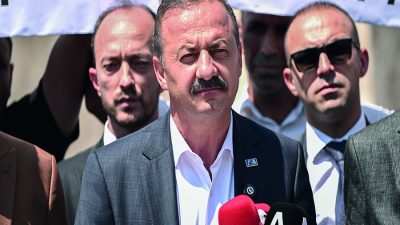 Anahtar Parti Genel Başkanı Yavuz Ağıralioğlu, ücretli öğretmenlerin Ankara Ulus’ta
