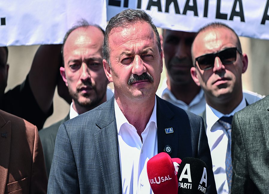 Anahtar Parti Genel Başkanı Yavuz Ağıralioğlu, ücretli öğretmenlerin Ankara Ulus’ta