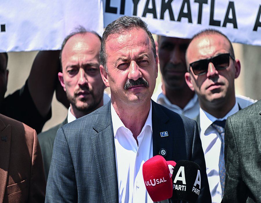 Anahtar Parti Genel Başkanı Yavuz Ağıralioğlu, ücretli öğretmenlerin Ankara Ulus’ta