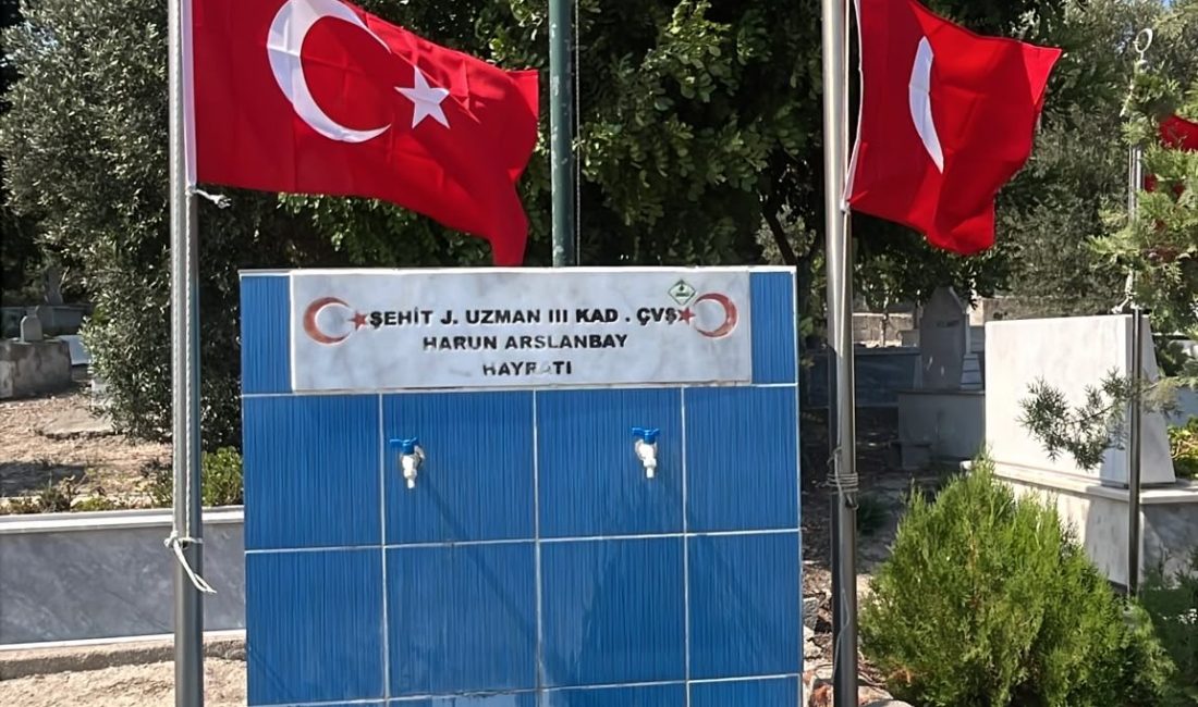Yumurtalık Belediyesi, ilçede bulunan şehit kabirlerindeki Türk bayraklarını yenileyerek aziz