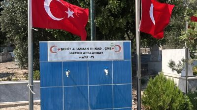 Yumurtalık Belediyesi, ilçede bulunan şehit kabirlerindeki Türk bayraklarını yenileyerek aziz