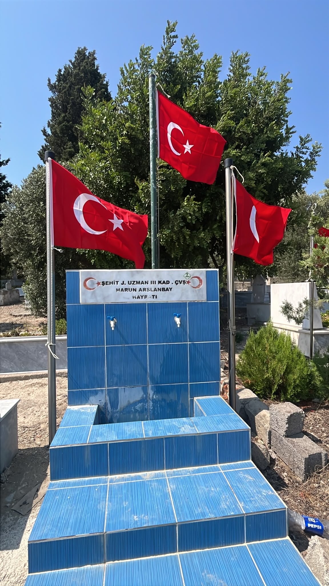 Yumurtalık Belediyesi, ilçede bulunan şehit kabirlerindeki Türk bayraklarını yenileyerek aziz
