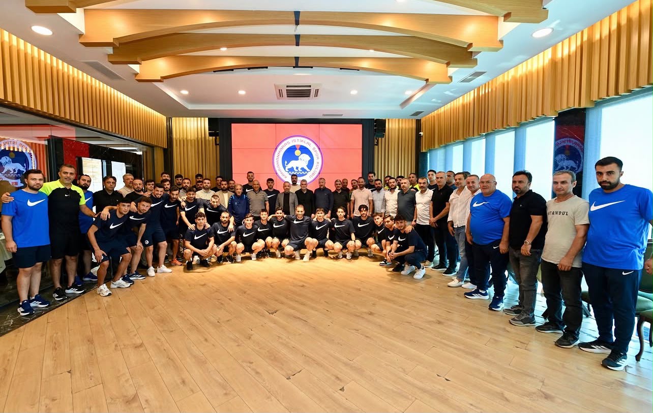 Kahramanmaraş İstiklalspor Yönetimi, teknik heyeti, futbolcuları ve altyapı antrenörleri Büyükşehir