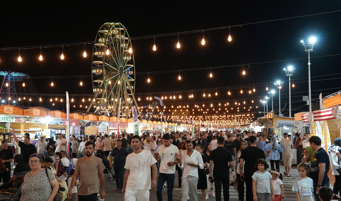 Büyükşehir Belediyesinin düzenlediği Uluslararası Geleneksel Ağustos Fuarı, ikinci gününde de