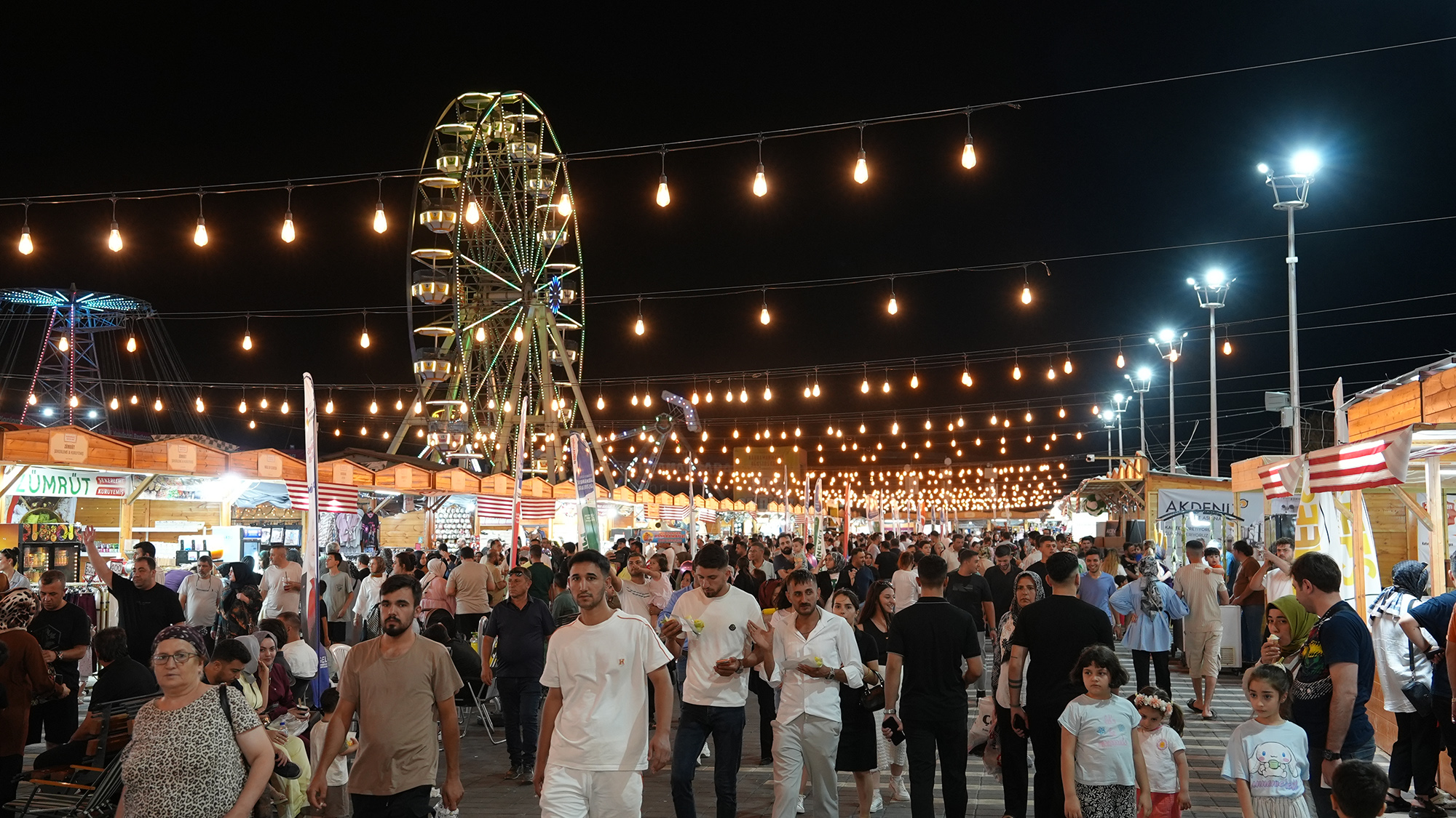 Büyükşehir Belediyesinin düzenlediği Uluslararası Geleneksel Ağustos Fuarı, ikinci gününde de