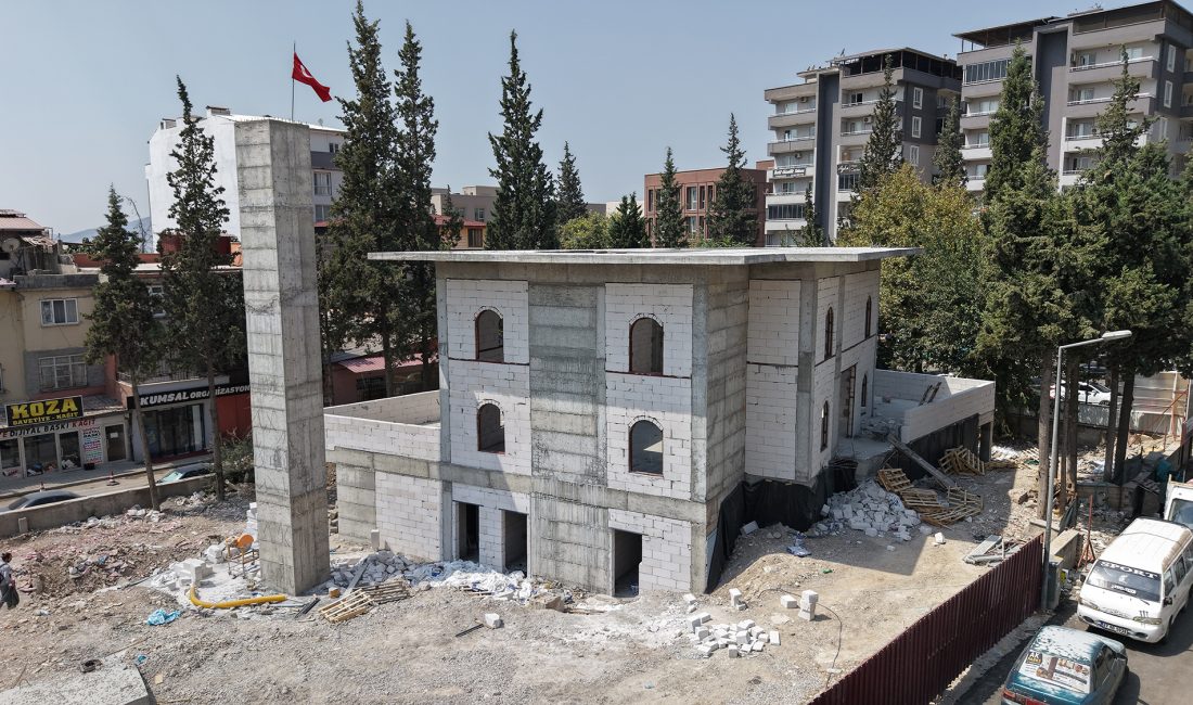 6 Şubat depremlerinde ağır hasar alarak yıkılan Fatma Gölcü Camii,