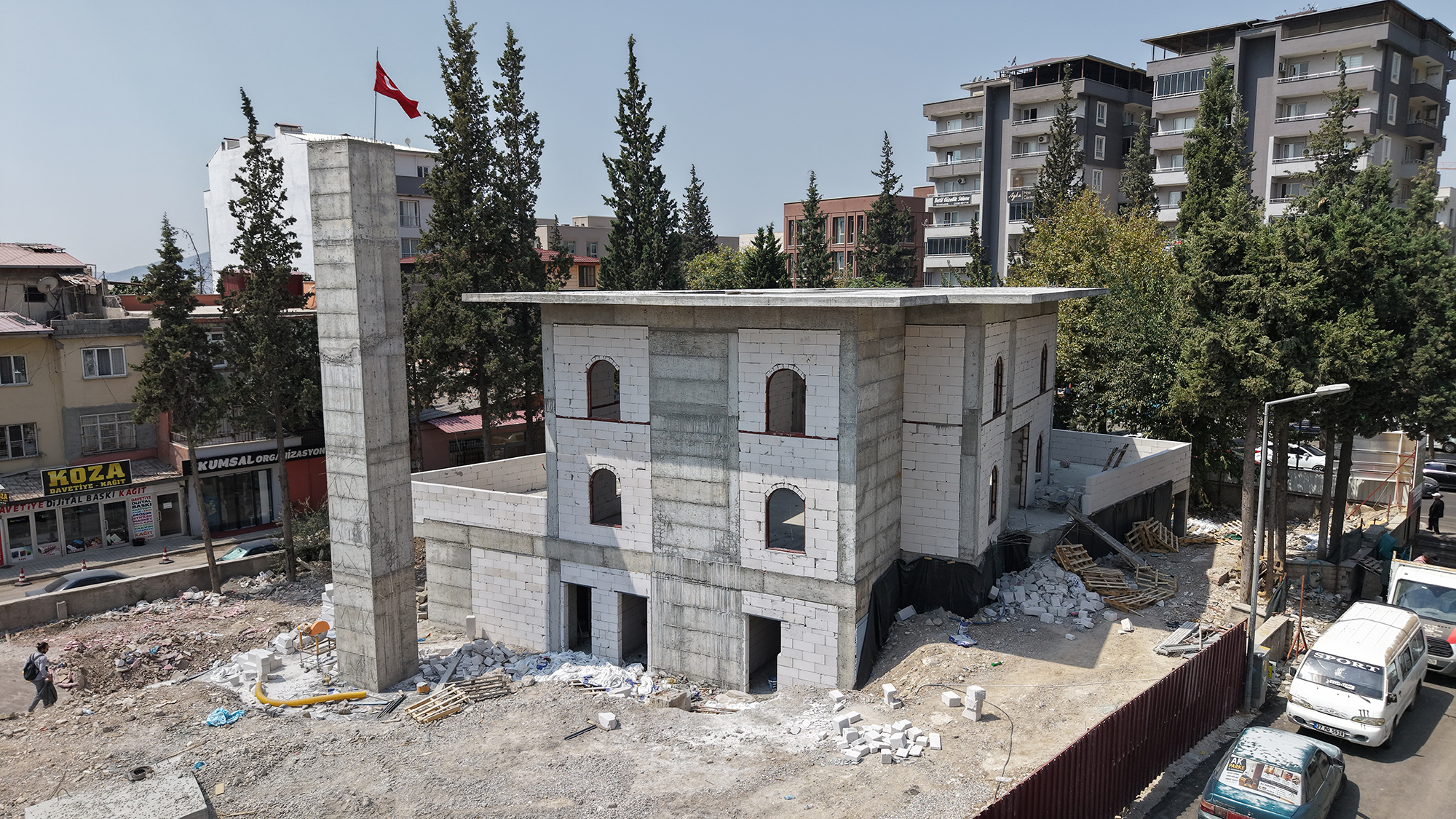 6 Şubat depremlerinde ağır hasar alarak yıkılan Fatma Gölcü Camii,