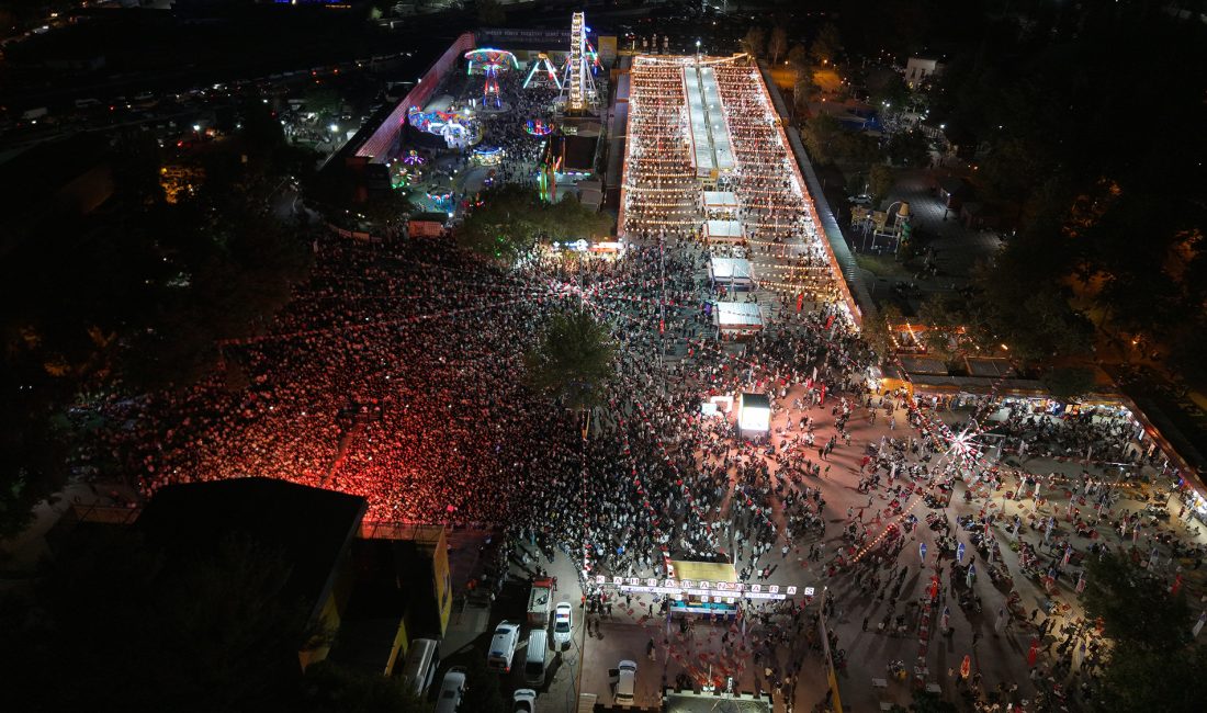 Büyükşehir Belediyesinin Uluslararası Geleneksel Ağustos Fuarı, ilk gününde on binlerce