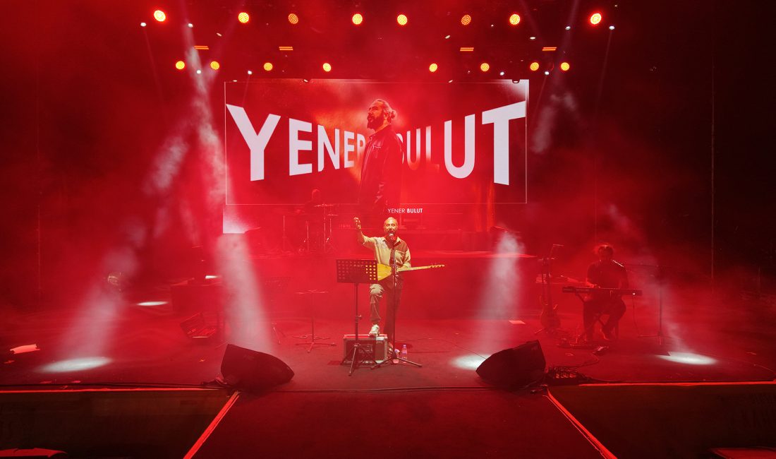 Büyükşehir Belediyesinin Uluslararası Geleneksel Ağustos Fuarı’nda şehrin sevilen seslerinden Yener