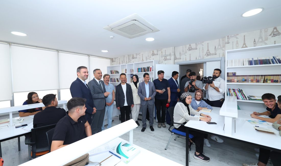Gençlerin eğitim yolculuğunda her zaman yanlarında olan Onikişubat Belediyesi, üniversite