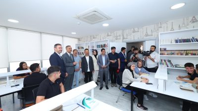 Gençlerin eğitim yolculuğunda her zaman yanlarında olan Onikişubat Belediyesi, üniversite