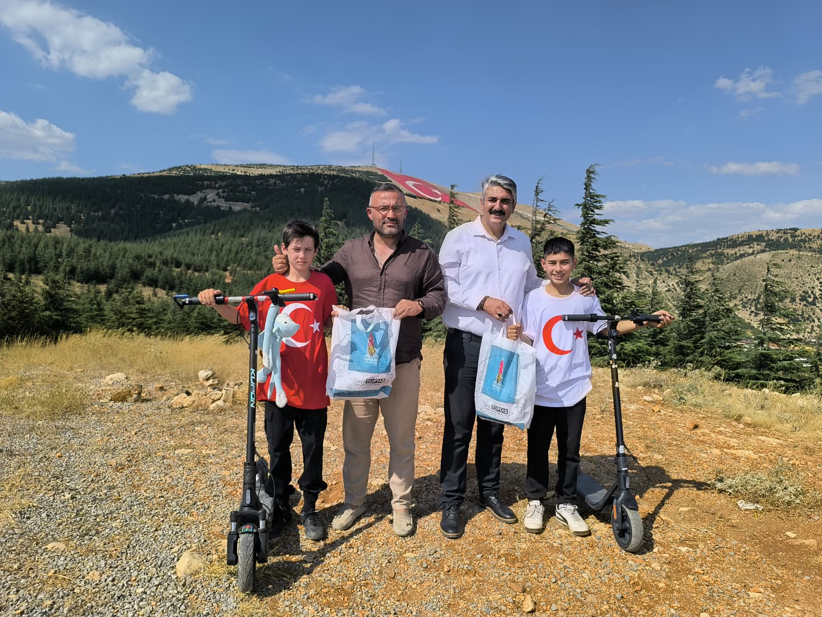 Onikişubat Belediyesi tarafından Ahır Dağı’nın 1830 rakımlı zirvesine nakşedilen dünyanın