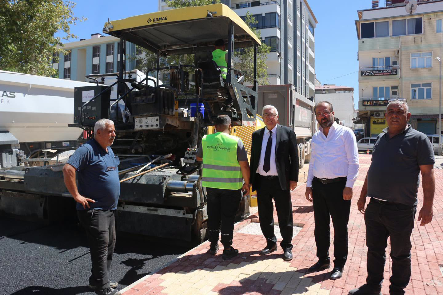 Pazarcık Belediyesi tarafından ilçe genelinde sürdürülen sıcak asfalt çalışmaları, Belediye