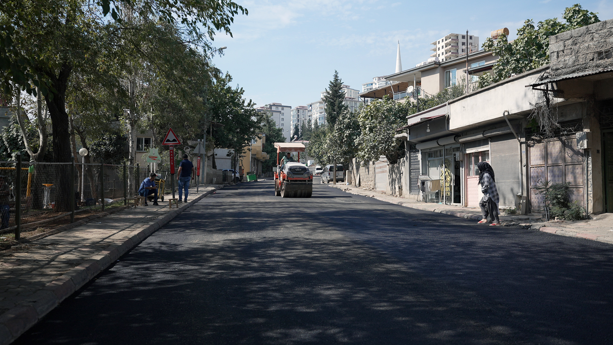 Büyükşehir Belediyesi, şehir genelinde sürdürdüğü sıcak asfalt mesaisini kararlılıkla devam