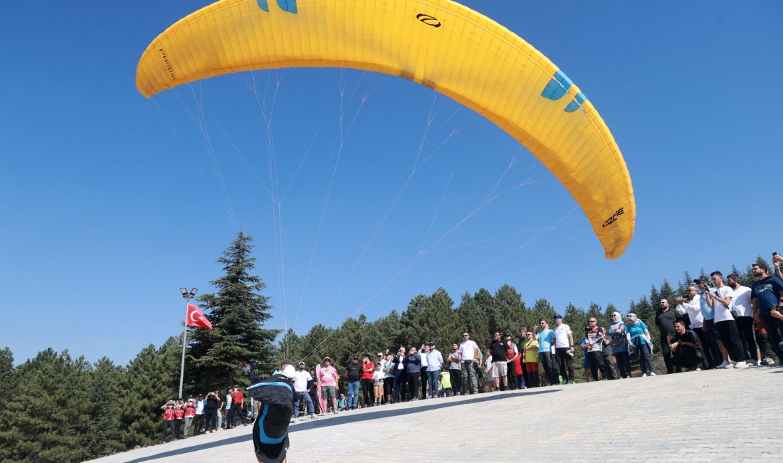 Dulkadiroğlu Belediyesi tarafından düzenlenen Yalnız Ardıç Yamaç Paraşütü Festivali’nin ilk