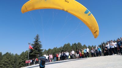 Dulkadiroğlu Belediyesi tarafından düzenlenen Yalnız Ardıç Yamaç Paraşütü Festivali’nin ilk