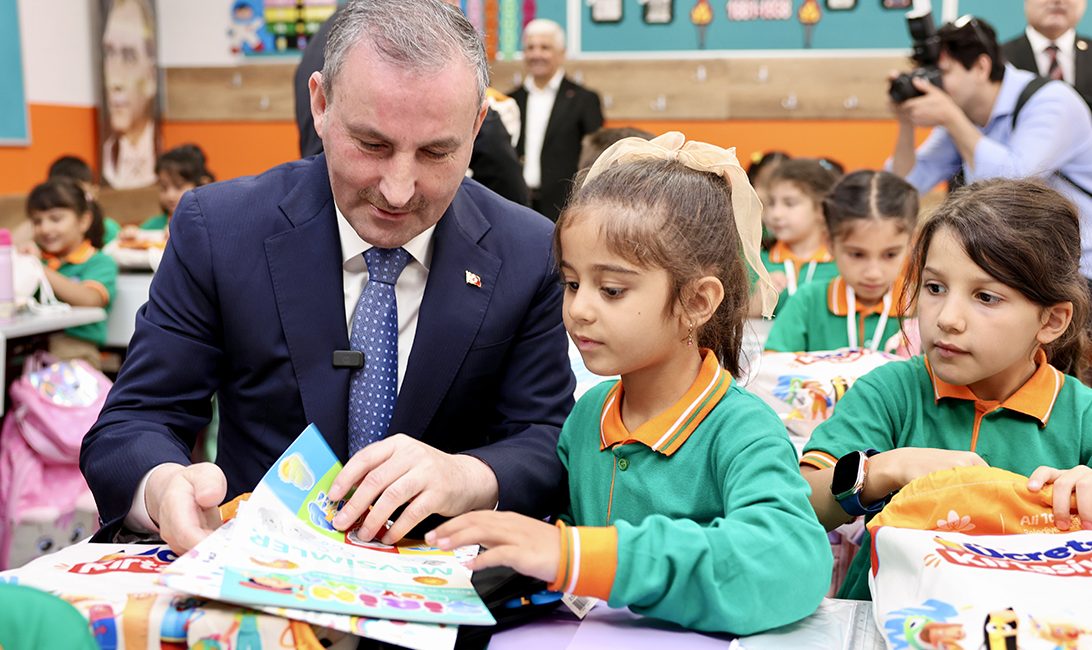 9 BİN ÖĞRENCİYE ÜCRETSİZ KIRTASİYE SETİ Sultanbeyli’de ilkokula başlayan tüm öğrencilere ücretsiz kırtasiye seti verildi. Bu
