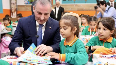 Sultanbeyli’de ilkokula başlayan tüm öğrencilere ücretsiz kırtasiye seti verildi. Bu