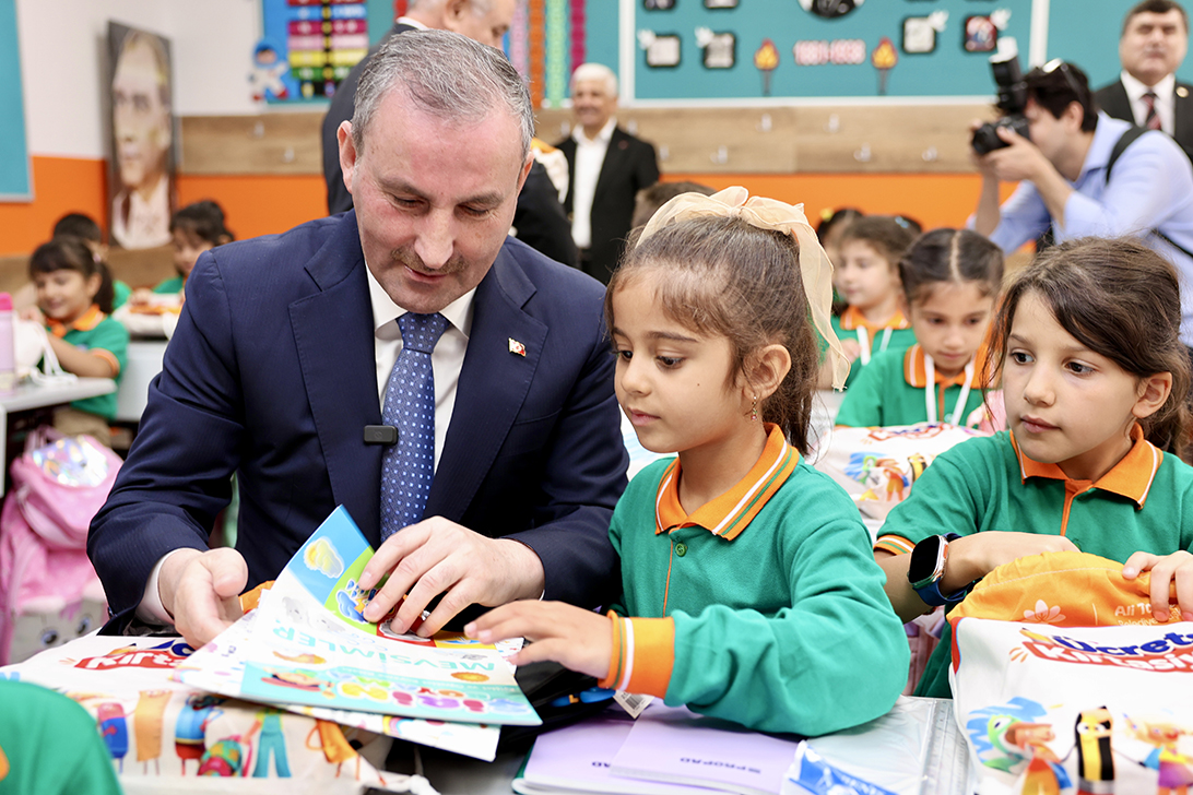 Sultanbeyli’de ilkokula başlayan tüm öğrencilere ücretsiz kırtasiye seti verildi. Bu