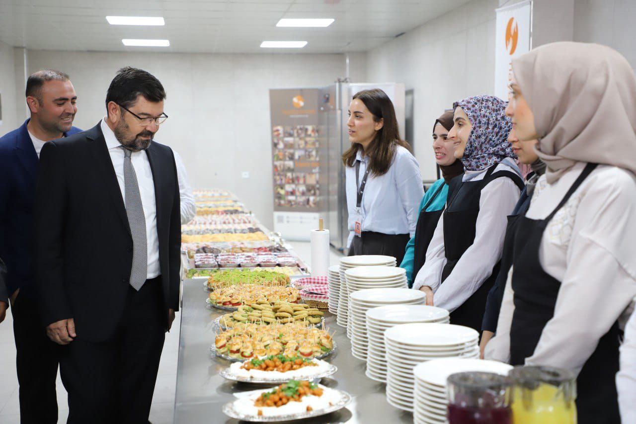 DULKADİROĞLU’NDA GASTRONOMİ EĞİTİM MUTFAĞI HİZMETE AÇILDI Dulkadiroğlu Belediyesi, uluslararası kuruluş Diakonie Katastrophenhilfe’nin desteği ve Hayata Destek