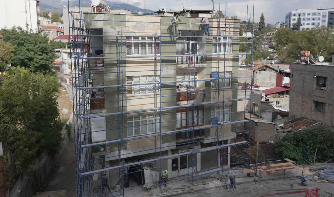 Büyükşehir Belediyesi, şehrin tarihi simgelerinden Kahramanmaraş Kalesi çevresinde kent estetiğini