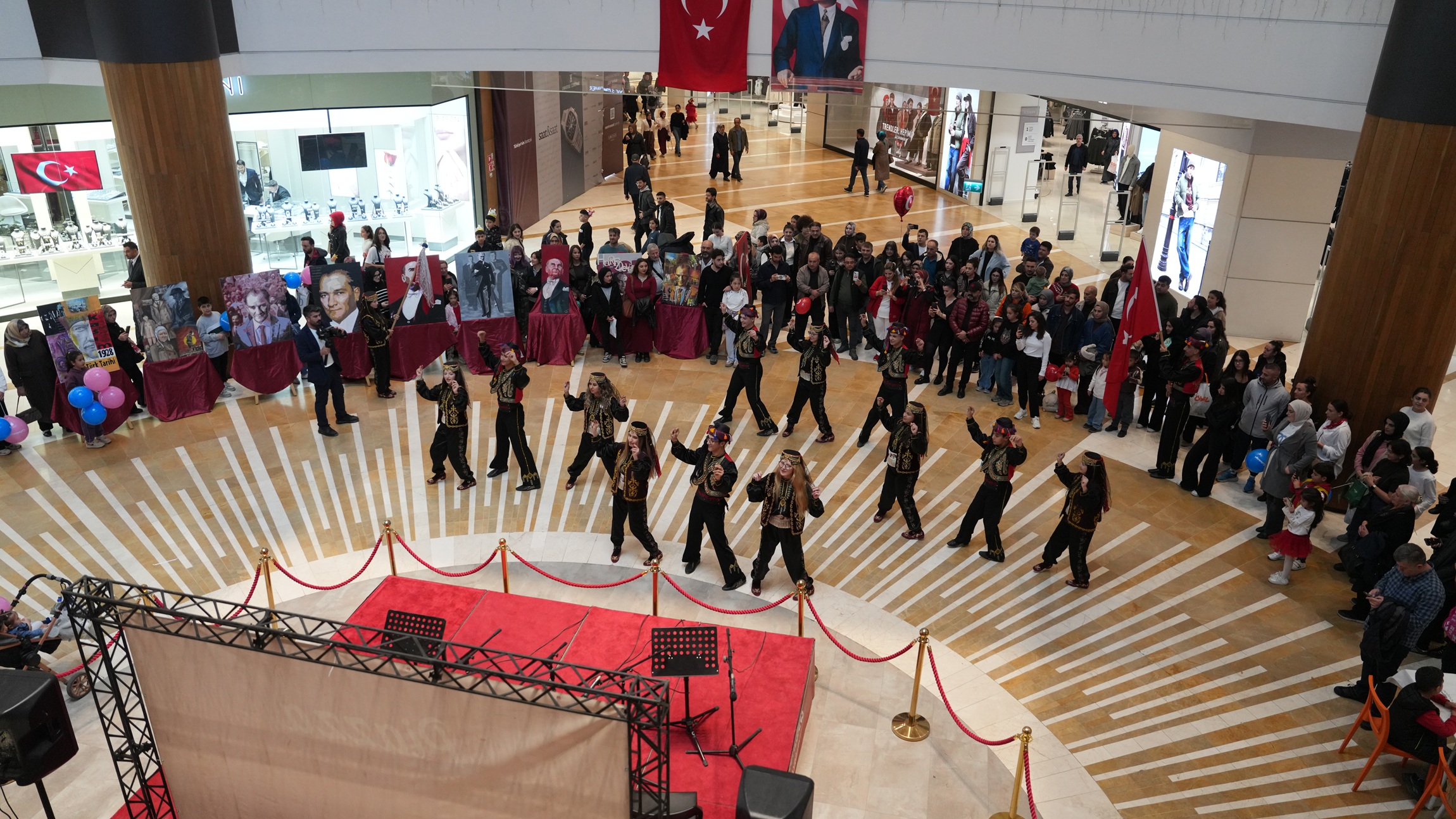 Büyükşehir Belediyesi, Cumhuriyetin 103’üncü yılı dolayısıyla Piazza AVM’de resim sergisi,