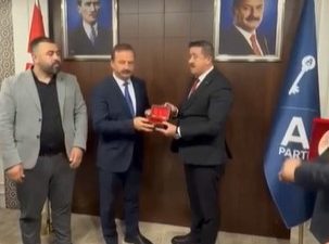 Anahtar Parti Dulkadiroğlu Teşkilatından Yavuz Ağıralioğlu’na Kahramanmaraş’ın Yöresel Değerleri Anahtar Parti Dulkadiroğlu İlçe Başkanı Hacı Ahmet Sivri ve ilçe