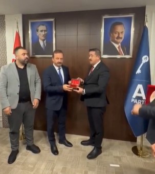 Anahtar Parti Dulkadiroğlu Teşkilatından Yavuz Ağıralioğlu’na Kahramanmaraş’ın Yöresel Değerleri Anahtar Parti Dulkadiroğlu İlçe Başkanı Hacı Ahmet Sivri ve ilçe