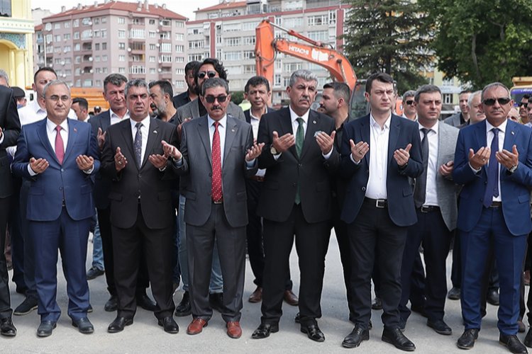 Zafer Meydanı projesi başlangıcı temel atma töreni Atatürk anıtına çelenk
