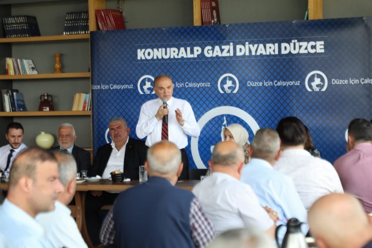 Düzce Belediye Başkanı Dr. Faruk Özlü, mahalle muhtarlarıyla bir araya