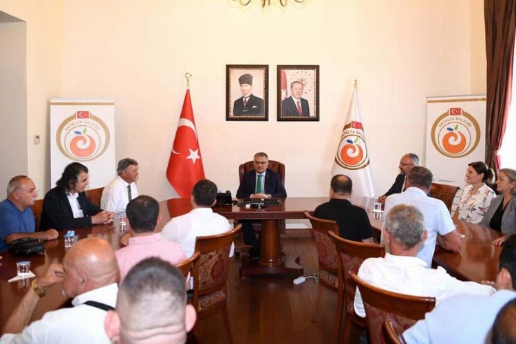 Antalya Valisi Ersin Yazıcı, Döşemealtı Muhtarlar Derneği Başkanı Alkan Altun,
